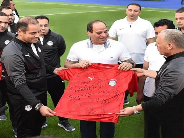 الرئيس عبد الفتاح السيسي خلال زيارته فريق منتخب مصر