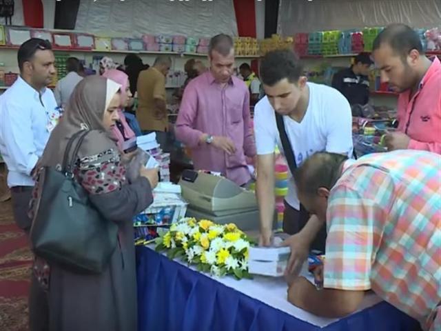 إقبال المواطنين على مبادرة كلنا واحد 