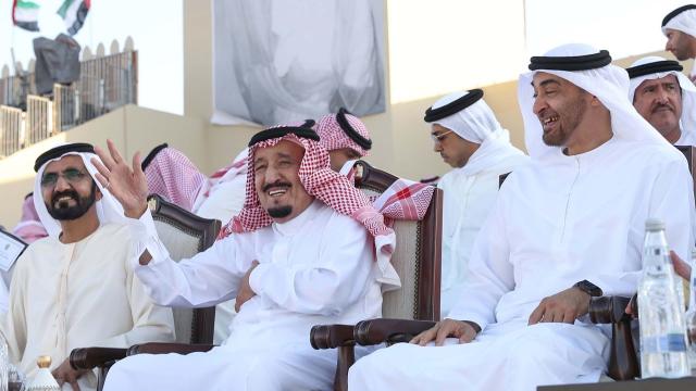 محمد بن زايد والملك سلمان ومحمد بن راشد