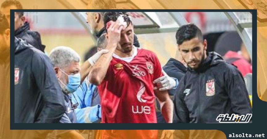 طاهر محمد طاهر لحظة خروجه من مباراة الاهلي والطلائع